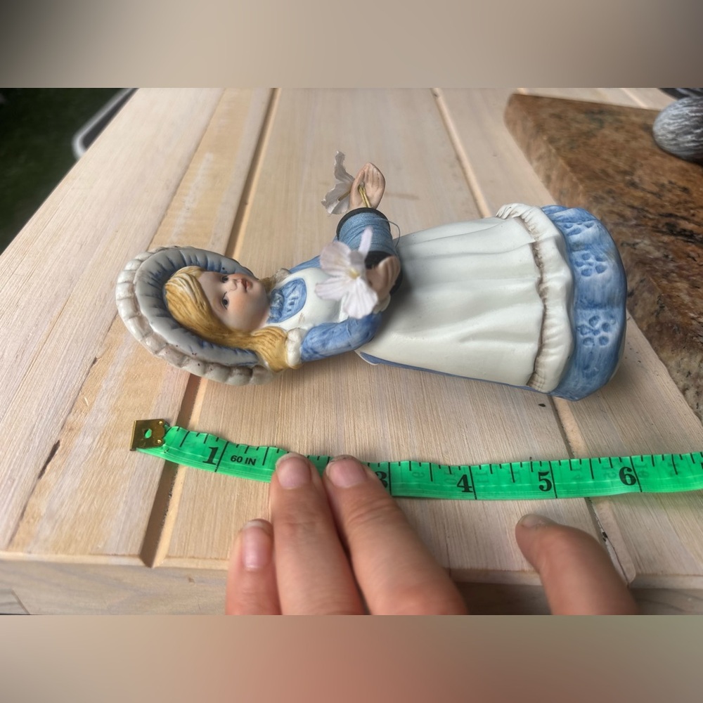 VINTAGE Blue & White Porcelain Seamstress Figurine • Thread & Pins Craft Lady - Picture 13 of 15